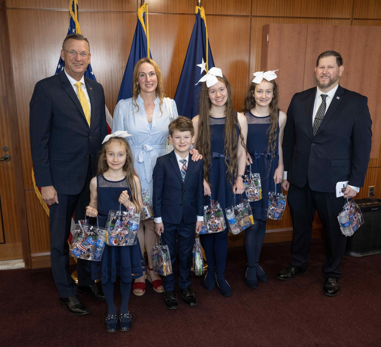 Elizabeth and her family with the U.S. Secretary of Veterans Affairs